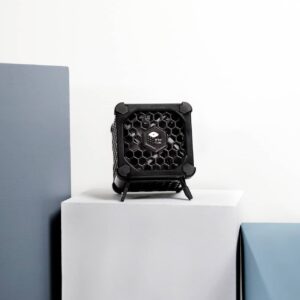 Máy-làm-sạch-không-khí-Bionic-Cube-màu-đen-với-nển-trắng-sang-trọng