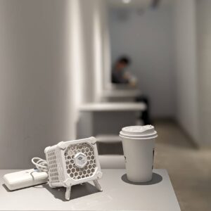 Máy-làm-sạch-không-khí-Bionic-Cube-màu-trắng-tại-quán-cà-phê-sang-trọng